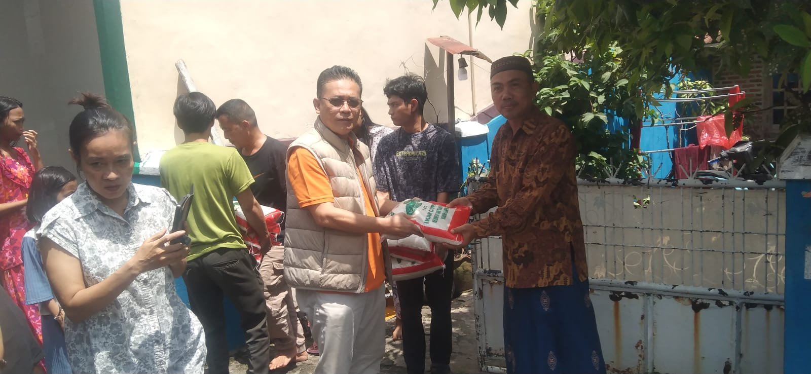 Ketua DPRD Kota Bandar Lampung,  H. Bernas Yuniarta, SE Memberikan Bantuan Beras Kepada Warga yang Terkena Dampak Banjir di Kelurahan Wayhalim Halim Permai